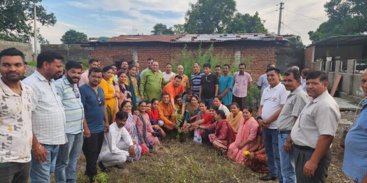 कालाढूंगी-ग्राम प्रधान के आवास पर किया गया वृक्षरोपण कार्यक्रम…..