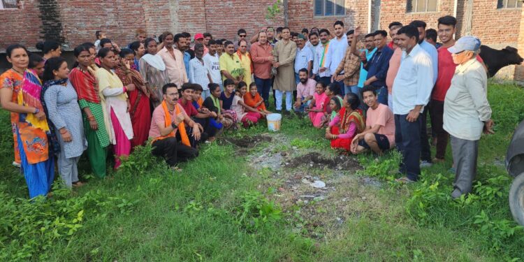 यहाँ ग्राम प्रधान मनीष आर्य और मंडल अध्यक्ष धीरज पाण्डेय ने किया वृक्षारोपण……