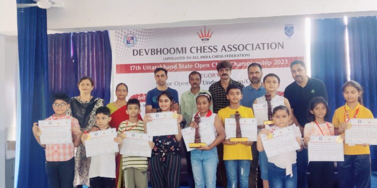 दीक्षांत इंटरनेशनल स्कूल आर.टी.ओ. रोड हल्द्वानी में चल रही 17 वीं उत्तराखंड राज्य शतरंज प्रतियोगिता में अतीक्ष और सम्यका अंडर – 11 चैंपियन…..