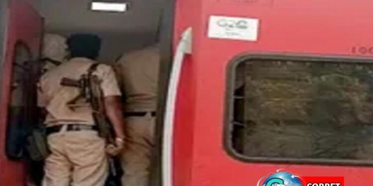 चलती ट्रेन में हुई गोलीबारी में 4 लोगों की मौत, कई लोग जख्मी ट्रेन में मची चीख-पुकार…….