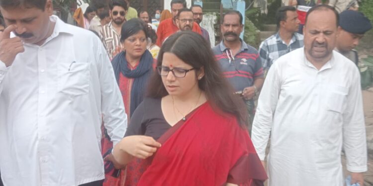 काठगोदाम में बारिश से हुए नुकसान, संवेदनशील इलाकों को देखने के लिए डीएम एसडीएम ने किया दौरा…….