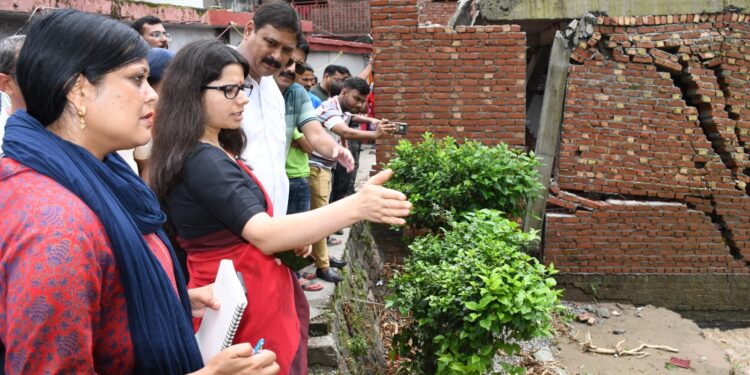भारी बारिश के कारण हुए नुकसान का जिलाधिकारी वंदना ने लिया जायज़ा,प्रभवित लोगो से की मुलाकात……