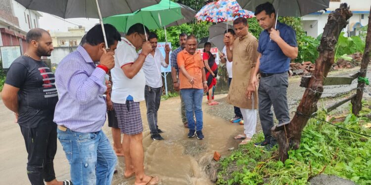 विधायक प्रतिनिधि विकास भगत ने गत दिवस अतिवृष्टि से क्षतिग्रस्त रोड का किया निरीक्षण……..