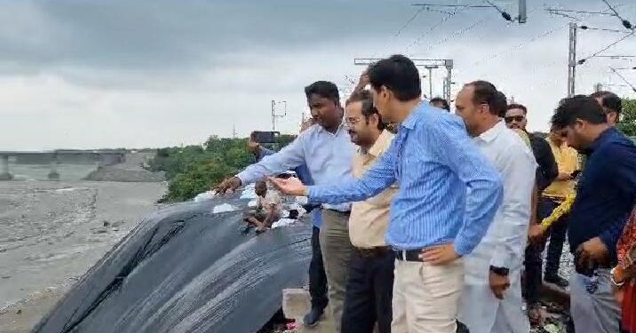 हल्द्वानी- खतरे में रेलवे ट्रेक, कमिश्नर ने  दीपक रावत ने किया निरीक्षण…….
