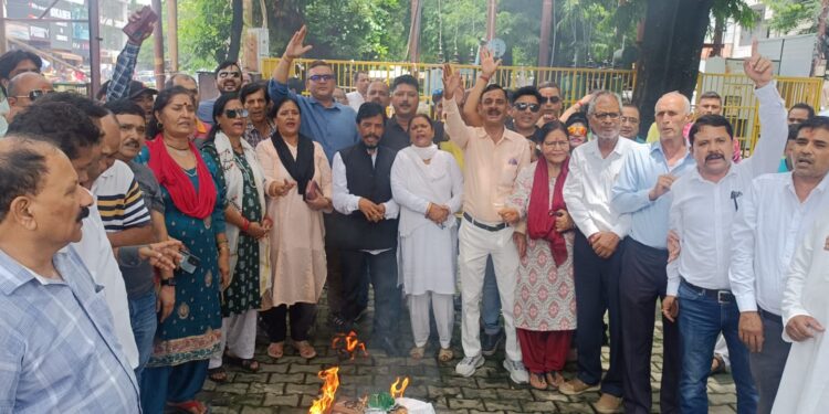 सुमित हृदयेश के नेतृत्व में हल्द्वानी महानगर कांग्रेस ने बुद्ध पार्क तिकोनिया में भाजपा का पुतला फूंका……