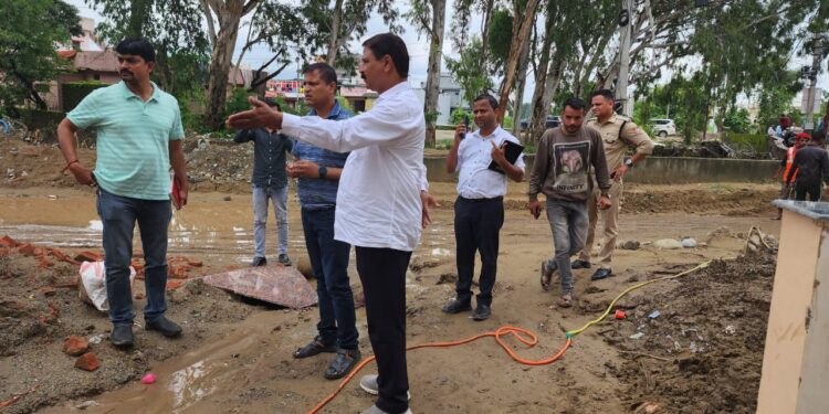 हल्द्वानी मेयर और विधायक प्रतिनिधि ने किया अतिवृष्टि से प्रभावित क्षेत्रों का निरीक्षण…….