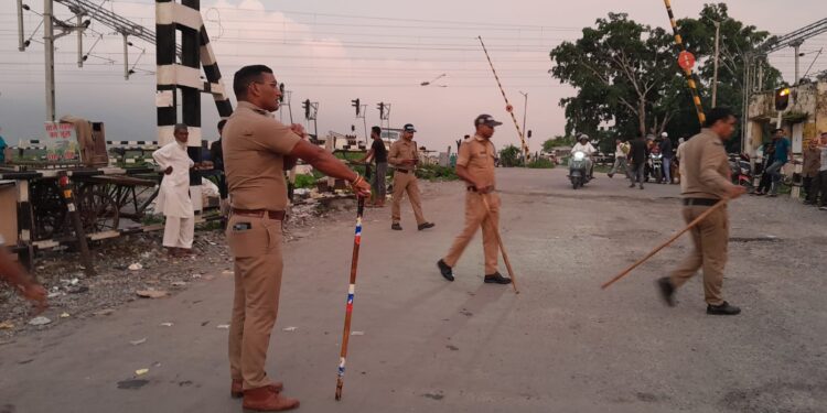 हल्द्वानी-बनभूलपुरा थाना अध्यक्ष नीरज भाकुनी ने अपने पुलिस अमले के साथ की अतिक्रमण हटाने की कार्रवाई…….