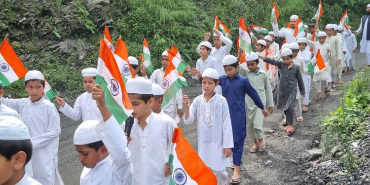 स्वतंत्रता दिवस पर सरकारी कार्यालयों सहित मदरसों में ध्वज रोहण किया गया…….
