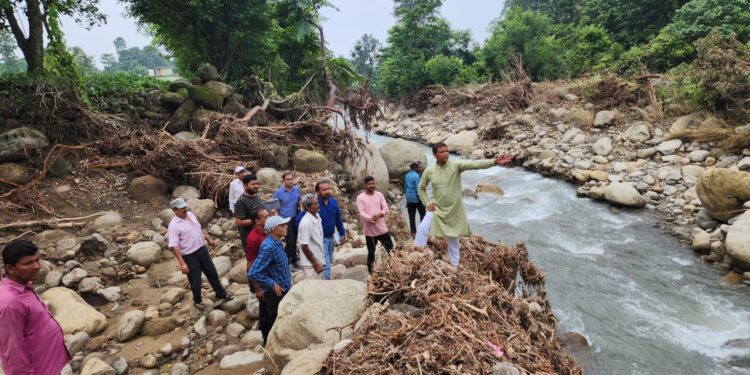 विधायक प्रतिनिधि विकास भगत ने अतिवृष्टि से हुई हानि का लिया जायजा…….