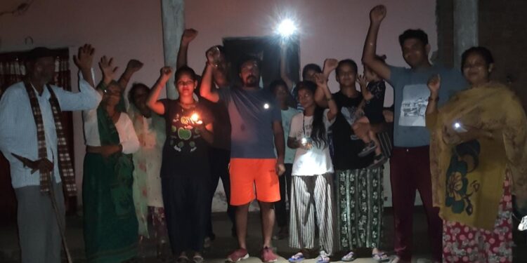 उमस भरी गर्मी में भारी विधुत कटौती के विरोध दीया व मोबाइल की लाईट जलाकर प्रदर्शन करते हुऐ……