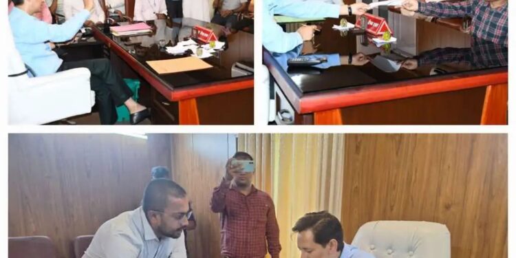 आयुक्त दीपक रावत ने जनता दरबार में कई शिकायतों का किया निस्तारण……..