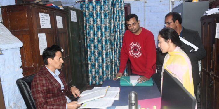 कुमाऊं कमिश्नर ने भूलेख अभिलेख में खामियां मिलने पर आयुक्त दिखे नाराज………..