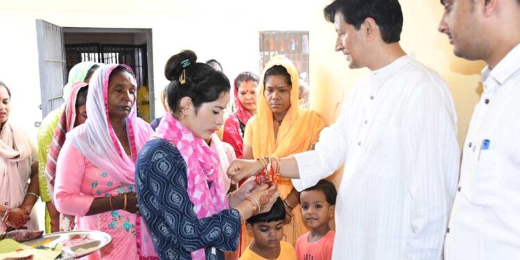 कुमाऊँ कमिश्नर ने हल्द्वानी उप कारागार में महिला बंदियों से राखी बंधवाकर मनाया रक्षाबन्धन………