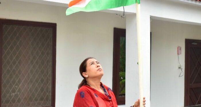 हर घर तिरंगा अभियान के तहत  रेखा आर्या ने अपने आवास पर लगाया तिरंगा…..