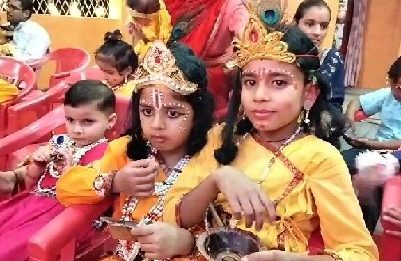 ‘छोटी छोटी गैयां छोटे छोटे ग्वाल, छोटो सो मेरो मदन गोपाल’……..