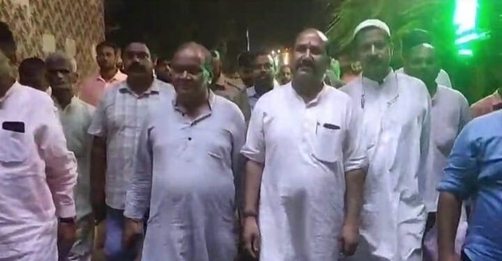 पूर्व राजस्व राज्यमंत्री ने पवन शर्मा के दुबारा बरेली के भाजपा जिलाध्यक्ष बनने पर बांटी मिठाई……