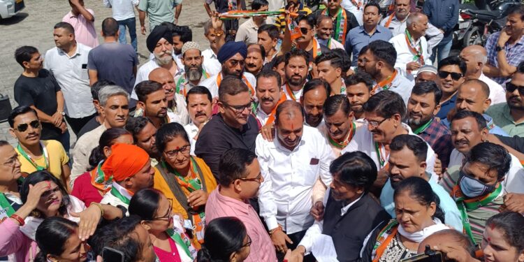 विधायक सुमित हृदयेश ने सड़कों में गड्ढे और अघोषित बिजली कटौती को लेकर सीएम धामी को भेजा ज्ञापन …………