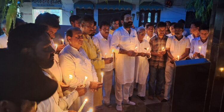 आतंकवादियो के साथ मुठभेड़ में थल सेना के जवान शहीदो को पीलीभीत के कांग्रेसियों ने दी श्रद्धाअंजली……