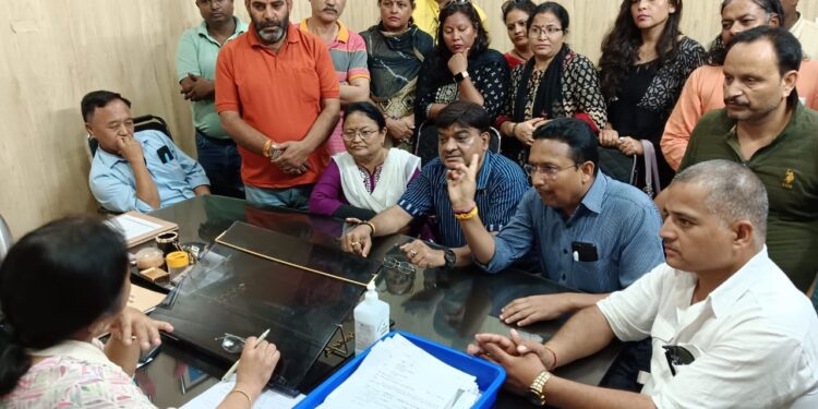 सोबन सिंह जीना बेस हॉस्पिटल में हो रही अनिमितताओं पर सी एम एस महोदया का किया गया घेराव……..