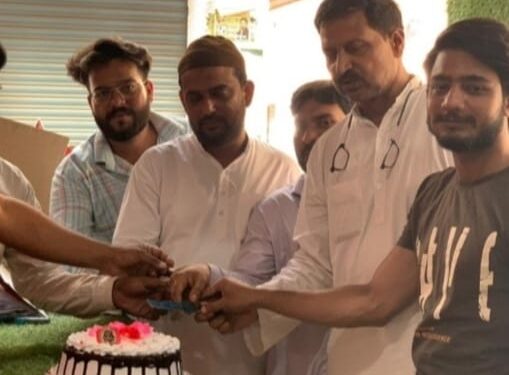बहेड़ी में भाजपा नेता नईम अहमद और मुस्लिम पसमांदा समाज के लोगों ने केक काटकर मनाया प्रधान मंत्री का जन्म दिन…….