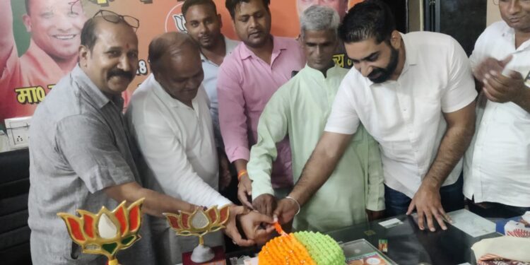 पूर्व राज्यमंत्री छत्रपाल गंगवार ने केक काटकर प्रधान मंत्री का मनाया जन्म दिन……..