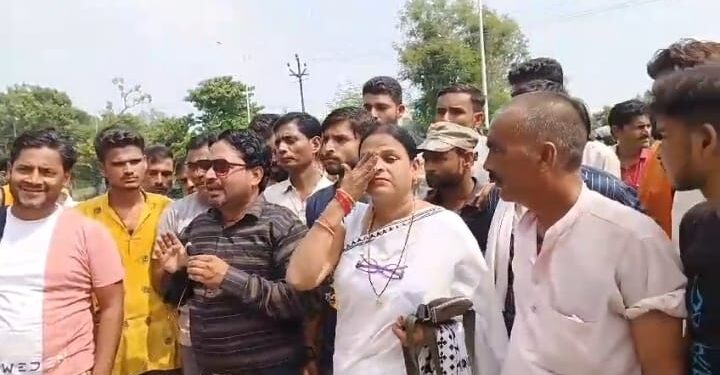 पैनी नज़र सामाजिक संस्था अध्यक्ष की शरण में पहुंचे सैकड़ों ईको चालक,गाड़िया सड़क किनारे लगाकर टोल टैक्स का किया विरोध……..