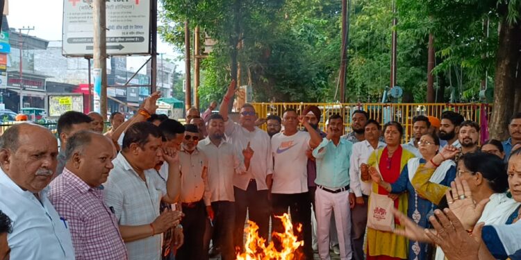 देवभूमि उत्तराखंड में दिन प्रतिदिन बढ़ते अनैतिक कृत्यों के विरोध में कांग्रेस ने फूंका भाजपा सरकार का पुतला……..