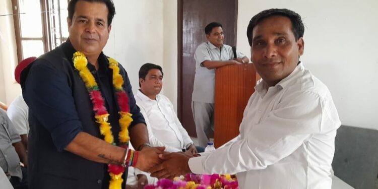 महुआखेड़ा गंज कांग्रेस पार्टी के नगर अध्यक्ष बनाए गए दिनेश कुमार…….