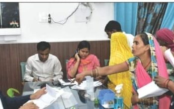 नवागत जिलाधिकारी रविंद्र कुमार ने संभाला पदभार, समस्त अनुभागों का निरीक्षण करके सुनी जन समस्याएं……