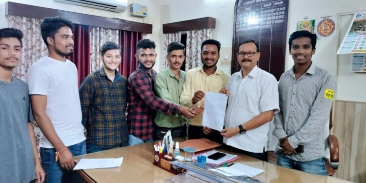 अध्यक्ष प्रत्याशी संजय जोशी के नेतृत्व में दिया गया स्पोर्ट के बच्चों के लिए एक ओपन हाल के लिए ज्ञापन…….