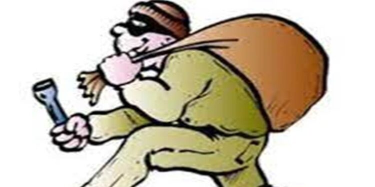 हल्द्वानी मे यहाँ लड़कियों के कपड़े पहन कर चोरी को अंजाम देने वाले चोर को पुलिस ने किया गिरफ्तार…….