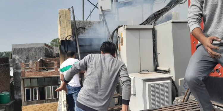 बनभूलपुरा के लाइन नबर 17 अस्ताना मस्जिद के पास जियो के टावर में लगी आग: बिल्डिंग की दूसरा मंजिल पर टावर,