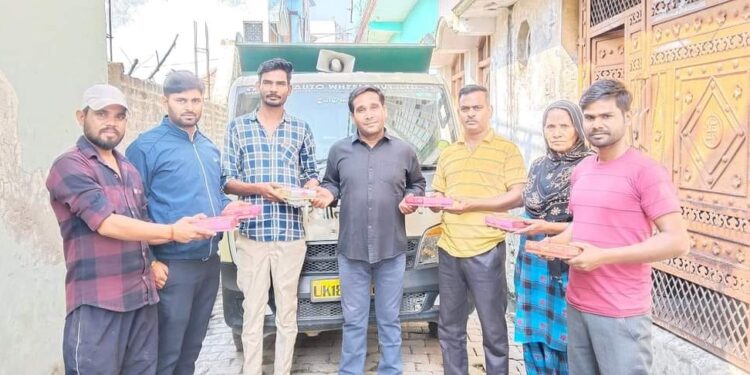 सफाई कर्मचारियों को मिठाई वितरित कर मनाया दीपावली का पर्व……