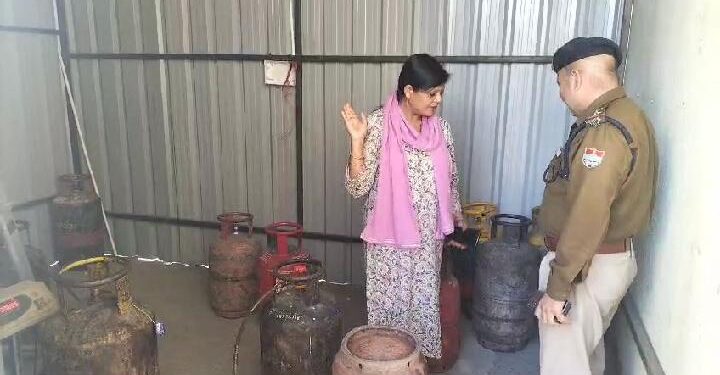 अवैध गैस रिफलिंग का हुआ भंडाफोड़, खुलेआम चल रहा था गोरखधंधा…….