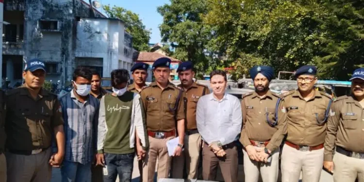 हल्द्वानी मे महिंद्रा शोरूम मे हुई तिजोरी की चोरी का खुलासा,ऐसे पकड़े गए चोर…….