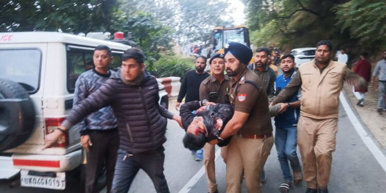 रोड पर पलटा टेम्पो ट्रेवलर, दो छात्रों की मौत, नोएडा से घूमने आए थे पर्यटक छात्र