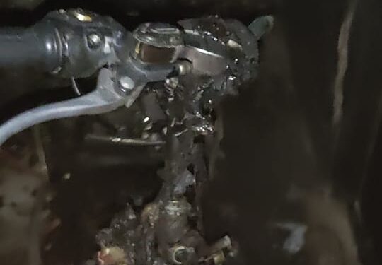 हल्द्वानी के बनभूलपुरा मे बेनलिंग कंपनी की इलेक्ट्रिक कृति स्कूटर में अचानक खड़े-खड़े लगी आग……..