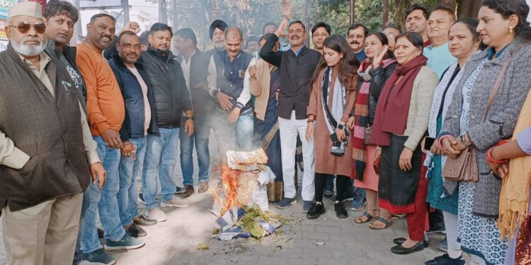 भाजपा नेता द्वारा नाबालिक के साथ दुष्कर्म के विरोध में कांग्रेस ने फूंका CM धामी और भाजपा का पुतला……