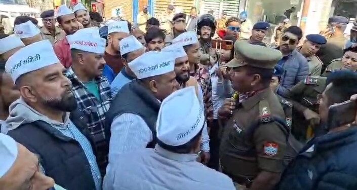 मांगों को लेकर खनन कारोबारी परिवार के साथ बैठे धरने पर, रैली निकालने को लेकर हुई बहस……