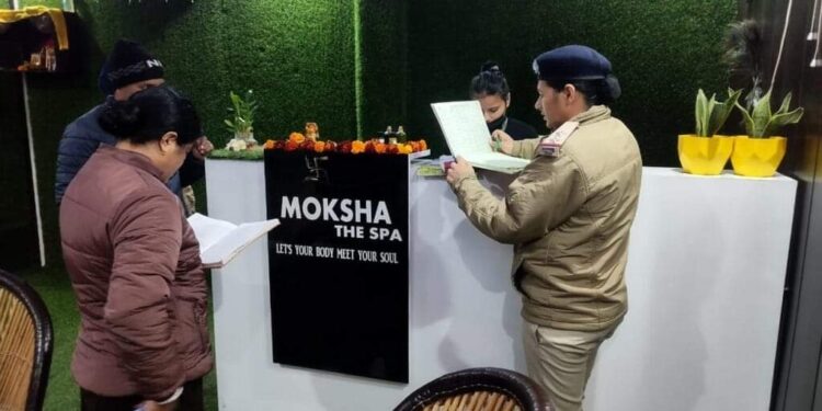 हल्द्वानी मे स्पा सेन्टरो/होटलो की पुलिस द्वारा की गई चैकिंग, हज़ारो रू के नगद चालान।