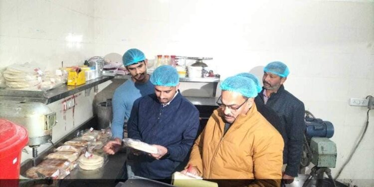 हल्द्वानी में खाद्य सुरक्षा विभाग के साथ तहसीलदार ने इस प्रतिष्ठान मे मारा छापा,मचा हड़कंप