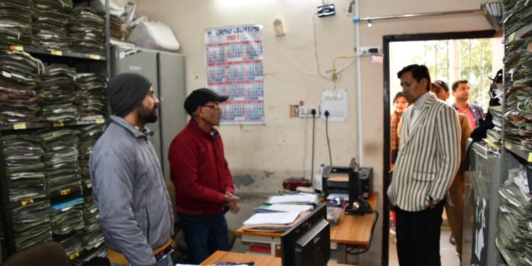 हल्द्वानी- आयुक्त दीपक रावत ने सेल्स टैक्स कार्यालय मे किया औचक निरक्षण…..