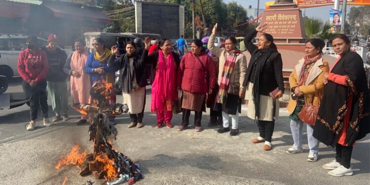 अंकिता भंडारी को इंसाफ न मिलने को लेकर कांग्रेस ने फूका पुतला…..