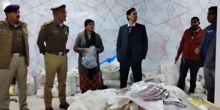 हल्द्वानी-पॉलिथीन के गोदाम में आयुक्त का छापा,भारी मात्रा मे पकड़ी गई पॉलिथीन…..