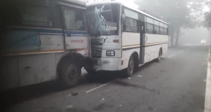 हल्द्वानी- कोहरे के चलते आमने-सामने टकराई दो बस,यात्रियों में मची चीख पुकार