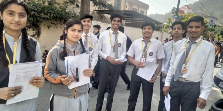 परीक्षा देने के बाद स्कूली बच्चों के खिले चेहरे, अब दाखिलें भी शुरु