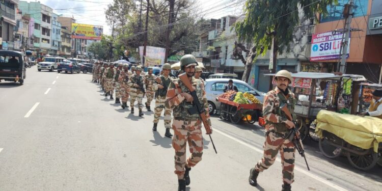 आगामी लोकसभा निर्वाचन के निष्पक्ष और शांतिपूर्ण आयोजन के लिए रामनगर में नैनीताल पुलिस ने निकाला फ्लैग मार्च।