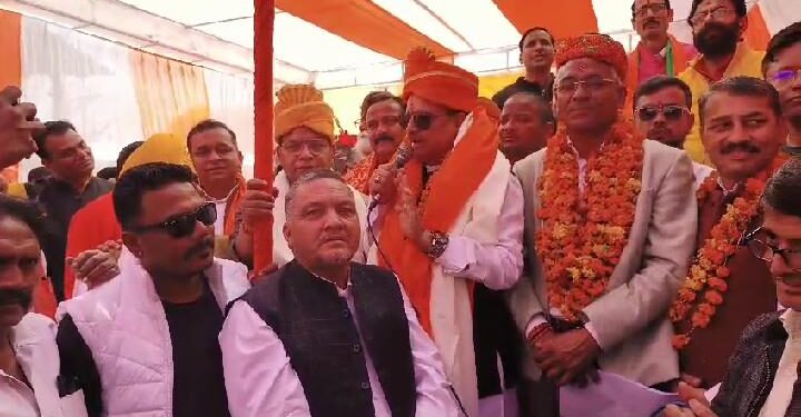 लालकुआं अमृतसर एक्सप्रेस ट्रेन को केंद्रीय रक्षा राज्य मंत्री अजय भट्ट ने हरी झंडी दिखाकर किया रवाना