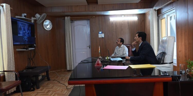 आयुक्त दीपक रावत ने जिलाधिकारी चम्पावत को वीसी के माध्यम से दिये दिशा निर्देश।