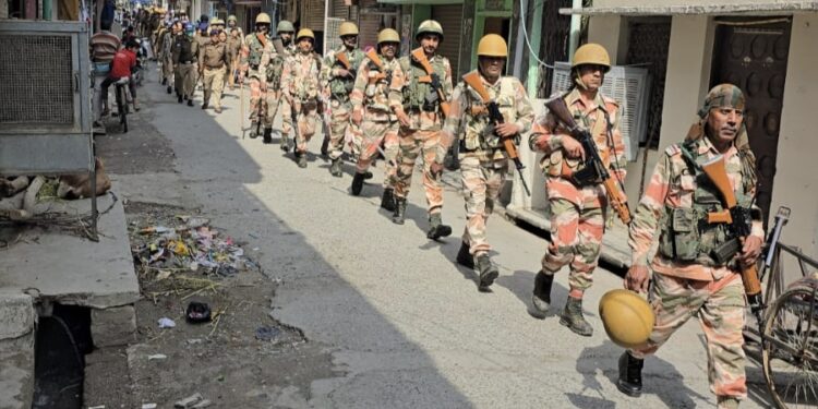 आगामी लोकसभा निर्वाचन के निष्पक्ष और शांतिपूर्ण आयोजन हेतु नैनीताल पुलिस ने निकाला फ्लैग मार्च